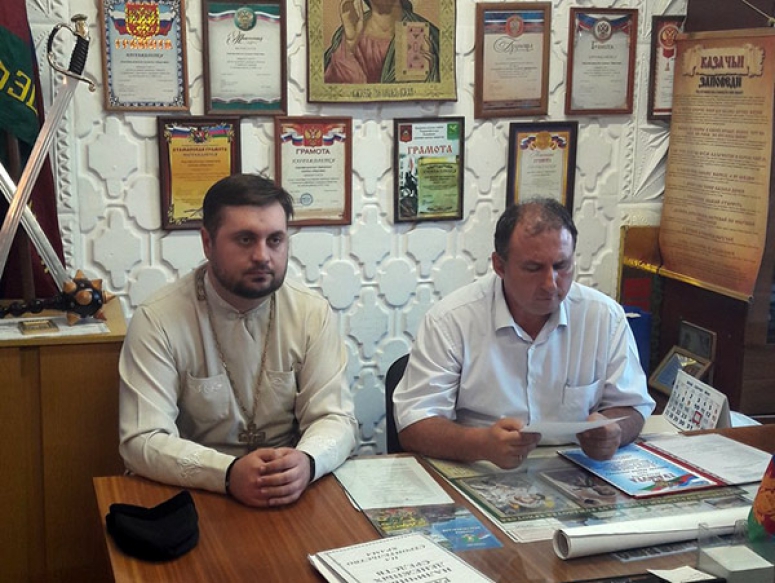 Священник посетил казачье правление в станице Анастасиевской